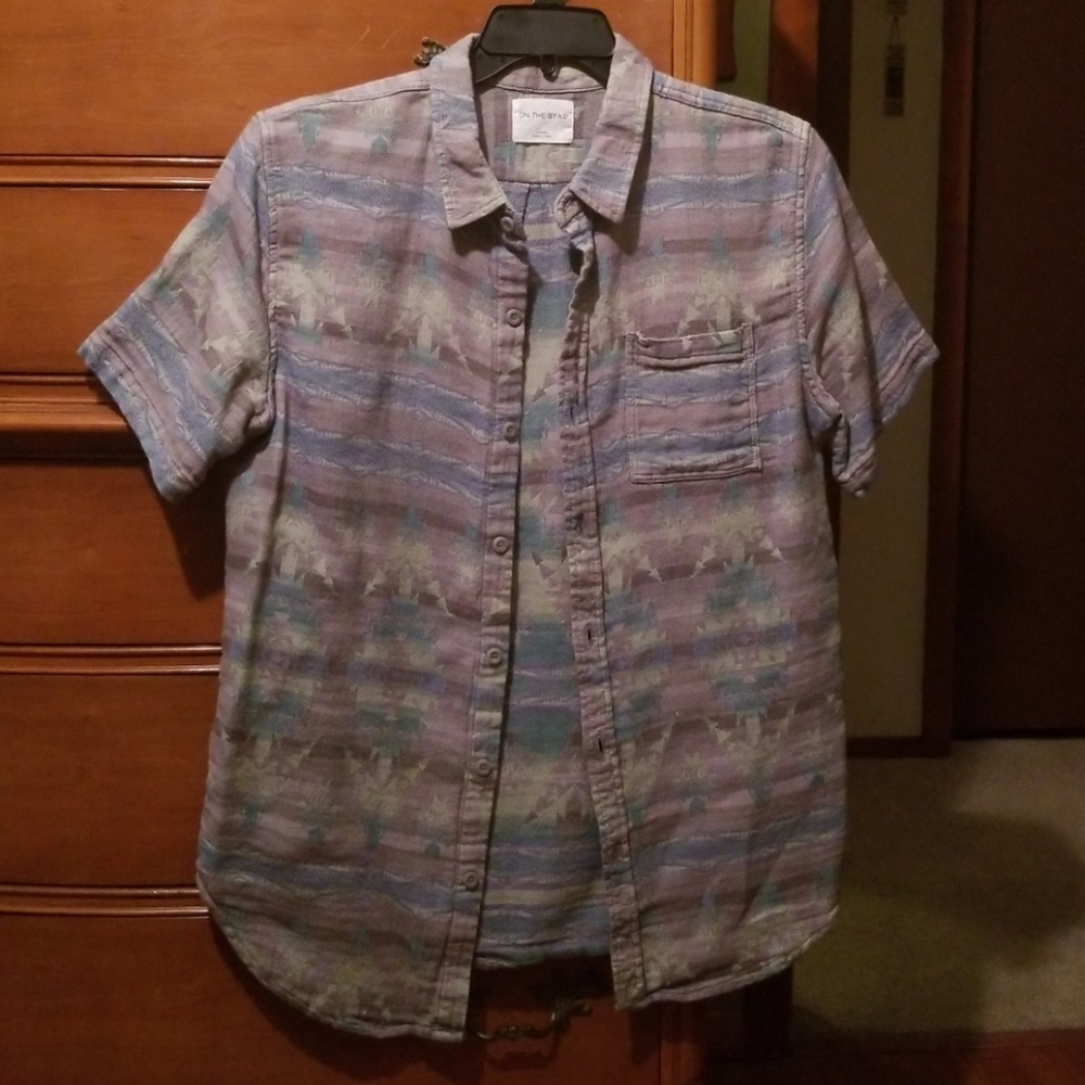ON THE BYAS BUTTON-DOWN TEE
